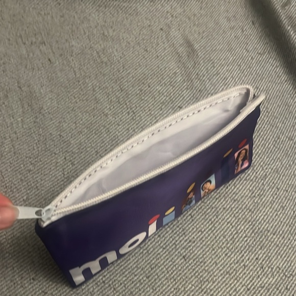 Hi, selling this cute case (could be for pencils ✏️, makeup 💄,receipts 🧾, etc) - Picture 4 of 5